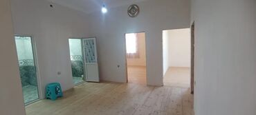 Həyət evləri və villaların satışı: Ev 4 sot torpaqda yerləşir. 3 otaq, 1 qonaq otağı, mətbəx və sanitar — 7