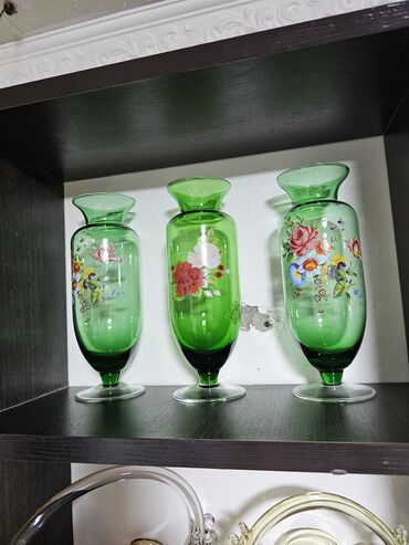стеклянная ваза: Красивая Ваза на ножке. Цветное стекло. Чехия