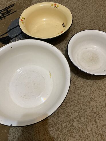 эмалированную посуду: Эмалированные чашки, б/у. Три штуки отдам за 500 с. Состояние и