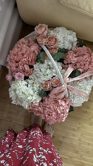 love is: Большая цветочная корзина в нежных пастельных тонах. Состав: - Пышные — 1