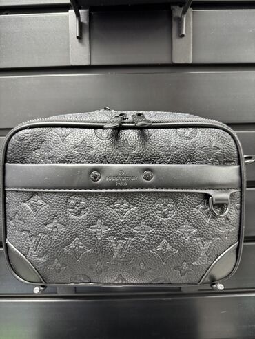 Барсетки: Барсетка, Louis Vuitton, Материал: Натуральная кожа, Застежка на молнии, Множество карманов, Регулируемый ремень, Новый