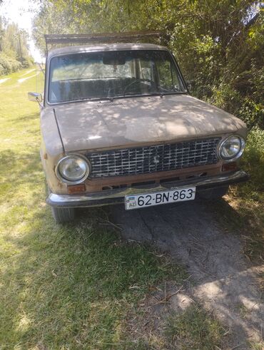 ZİL: VAZ 2101 “Jiquli” sedan - Kuzov: bej rəng, 4 qapı, xrom ön/arınlıq