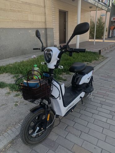 Скутеры: Продаю электро скутер 
Очень в хорошем состоянии
Пользовалась девушка