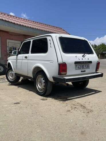 VAZ (LADA): Lada Niva 4x4 (VAZ 2121) – ağ rəngli, 3 qapılı off-road SUV. Tam — 2
