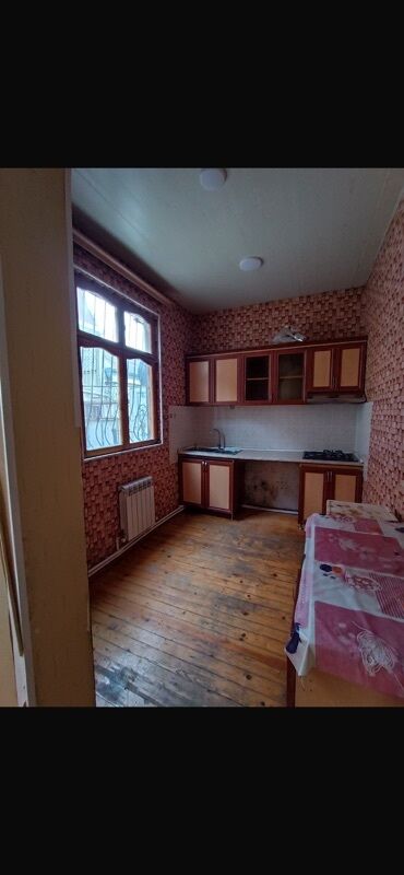 Həyət evləri və villaların satışı: Satılır: həyət evi - Bir mərtəbəli, daş/karkas tikili, metal dam — 5