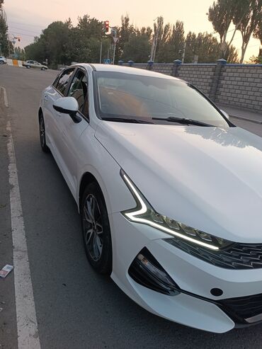 авто кызыл кыя: Белый седан Kia K5 с современным и динамичным дизайном кузова