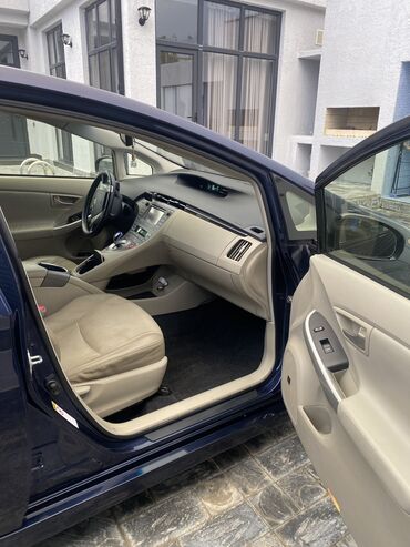 Toyota: Toyota Prius: 1.8 l | 2013 il Sedan — 19