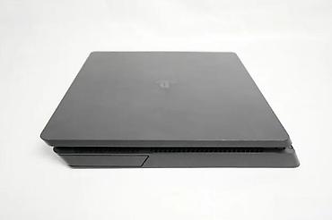 PS4 (Sony Playstation 4): U ponudi je Sony PlayStation 4.
Konzola je najnoviji SLIM model — 11