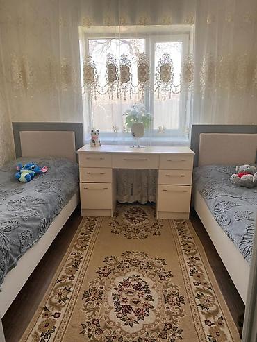 гаражы: Продаётся уютный жилой дом с отделкой и мебелью на фото. Планировка и — 3