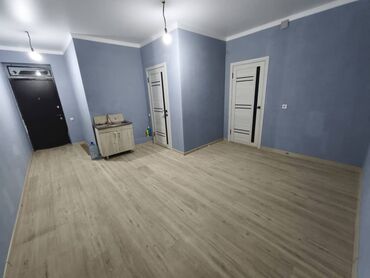 Долгосрочная аренда домов: Сдается квартира, 2 комнаты, душ, гор. вода, с/узел. Земельный дом — 1