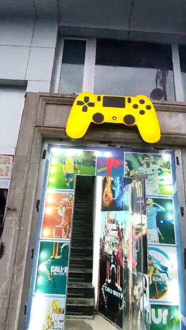 playstation klub: Tecili, Neftciler metrosunun cixisinda, ehalinin six gelid-gedis