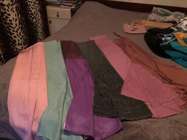 Hicab: Şərflər və şallar dəsti - Müxtəlif rəng və fakturalarda qadın — 2