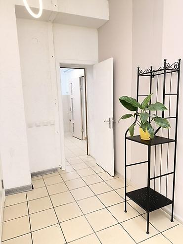 Аренда помещений свободного назначения: Сдается офис 25м2 1 этаж 1 линия. Вход с Улицы. Доступ 24/7 - Входные — 8