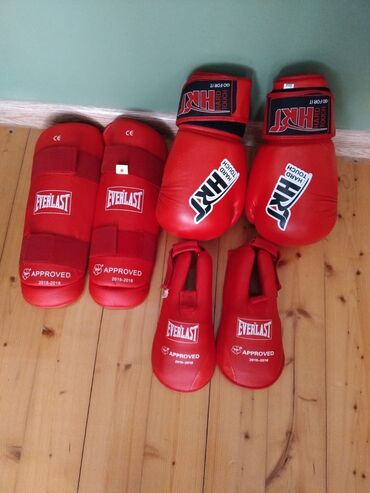 Trenajorlar: TAM ORJİNALDIR! Bu boks dəstinə bir cüt "Everlast" markalı qırmızı