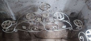 Полки для цветов: Кованая подставка для цветов, выполненная в виде стилизованного — 3