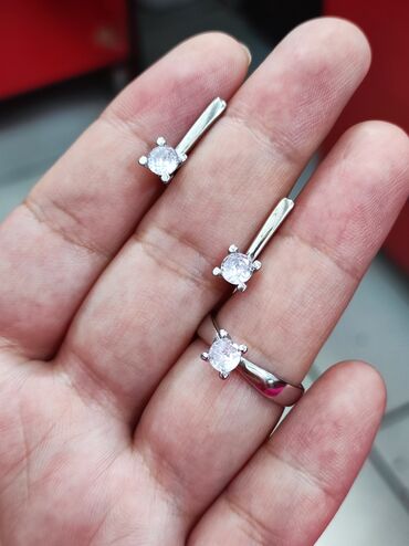 комплект бриллиант: Серебро 925 пробы дизайн классика под бриллиант цена 2500сом Есть
