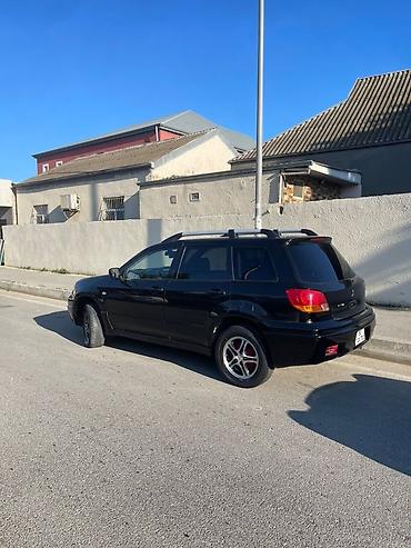 mitsubishi pikap: Mitsubishi Outlander, qara rəng, 5 qapılı krossover/SUV — 4