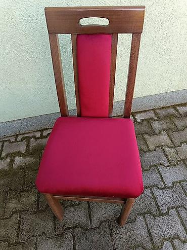 Stolice: Drvena trpezarijska stolica sa tapaciranim sedalom i naslonom. - — 13