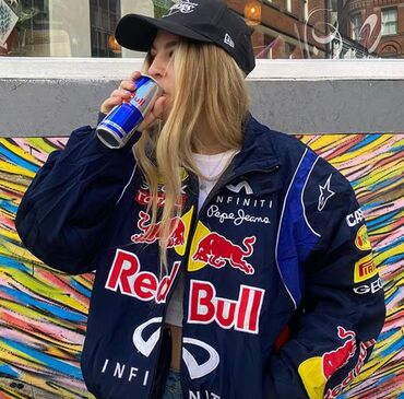 Куртки: В продаже стильная ветровка Red Bull в гоночном стиле. Оригинальный