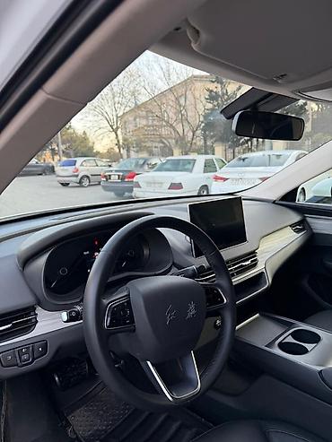 FAW: Elektrik sedan – Hongqi E-QM5 - Kuzov: aerodinamik xəttlərə malik ağ — 5