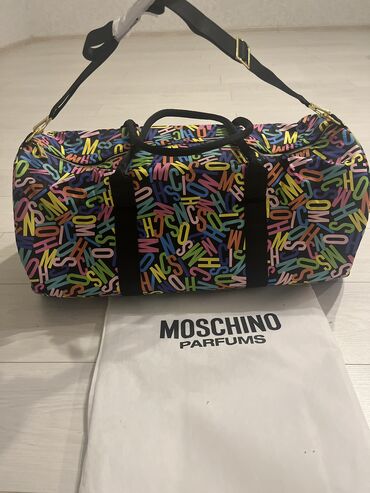 сумка оригинал: Сумка дорожная Moschino. Оригинал . Новая. Размер 58 см длина 29 см