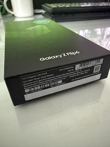 инфиних телефон: Samsung Galaxy Z Flip6, Б/у, 256 ГБ, цвет - Серебристый, 2 SIM — 4