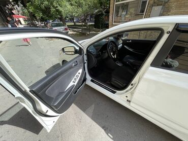 Hyundai: Hyundai Accent: 1.6 l | 2011 il Sedan — 16