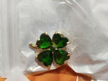 Наборы украшений: Набор бижутерии и аксессуаров Состав: - Брошь в форме пера — 5