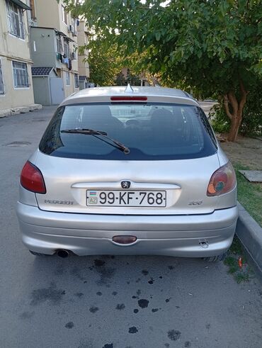 Peugeot: Peugeot 206, gümüş rəngli, sedana yaxın kuzovlu 5 qapılı hetçbek — 5