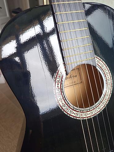 gitara sim: Klassik akustik gitara – 4/4 ölçü, qara parlaq korpusla. - Korpus — 7