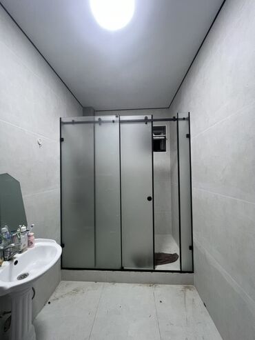 Душевые перегородки и ограждения: Душевые ограждения и перегородки из закалённого стекла под заказ — 21