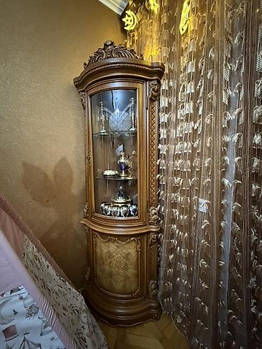 Künc vitrin şkafı – klassik barokko üslubunda dekorativ oyma detallar
