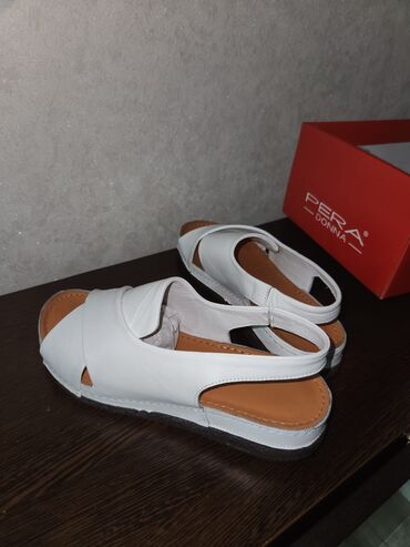puma обувь: Продаю босоножки белого цвета, новые,размер 37но маломерка,нам не