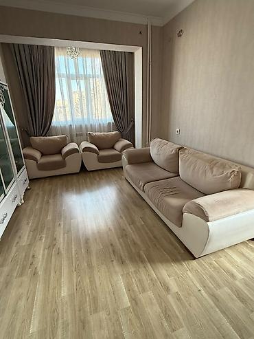 Divan kreslo desti tecili satilir 200azn. Unvan Hezi Aslanov Nigaz