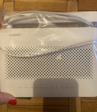 Modemlər və şəbəkə avadanlıqları: Ağ rəngdə, Huawei şirkətinin istehsalı olan simsiz router. Evdə və ya