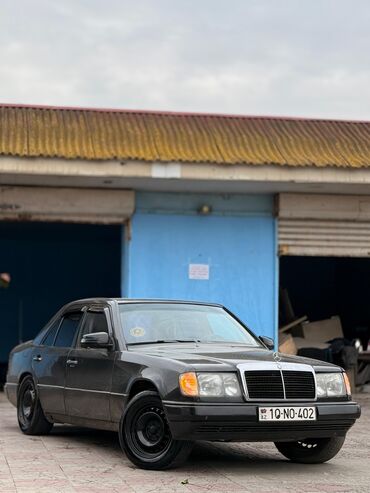 qazel farası: Mercedes-Benz W124 sedan - Kuzov: 4 qapılı sedan, qara rəng - Nömrə
