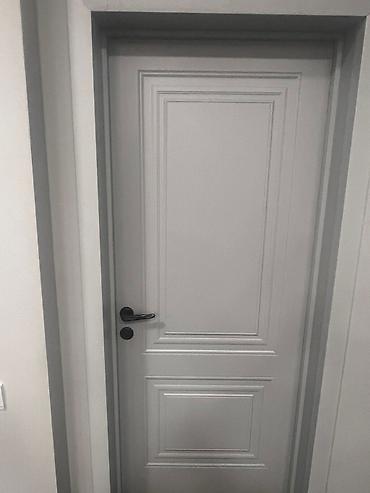 Ağ rəngdə klassik dizaynlı daxili qapı - Material: ağ rəngdə boyanmış