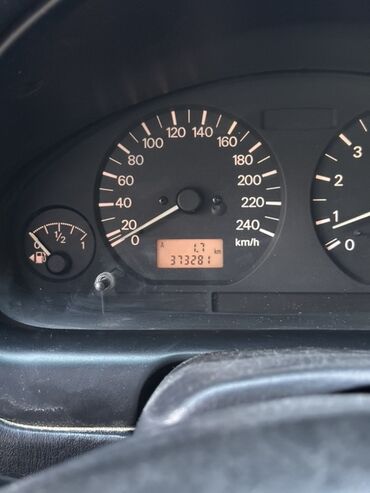 Другие автомобили: Черный седан класса D, 4 двери, левый руль. Кузов с плавными линиями — 16