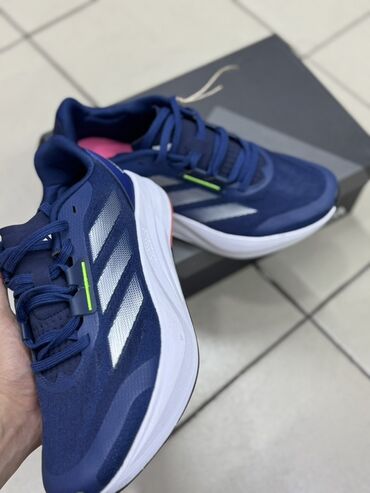 терекс кроссовки: Кроссовки Adidas, выполненные в темно-синем цвете, с белой подошвой и