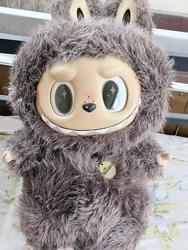 Көркөм өнөр жана коллекциялоо: Коллекционная фигурка/плюш POP MART — The Monsters (скан‑тег на ярлыке — 2