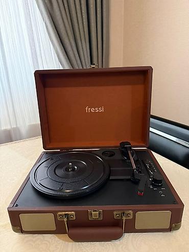 Qrammofon və patefonlar: Məhsul: Fressi Retro Turntable – portativ pikap Xüsusiyyətlər: - — 7