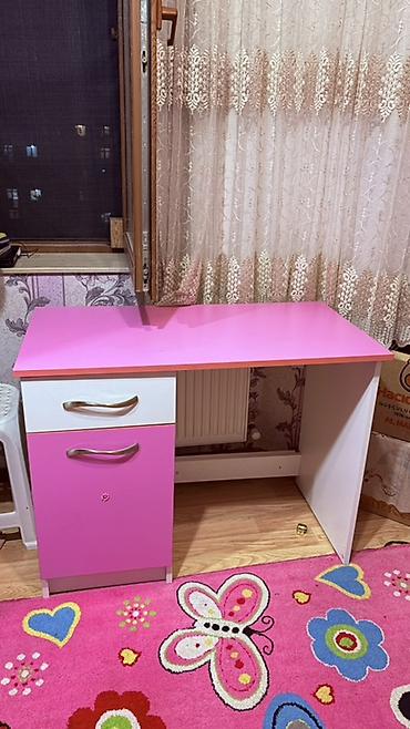 ucuz şkaf: Uşaq otağı üçün yazı/oxu masası - Rəng: çəhrayı və ağ - Material — 2