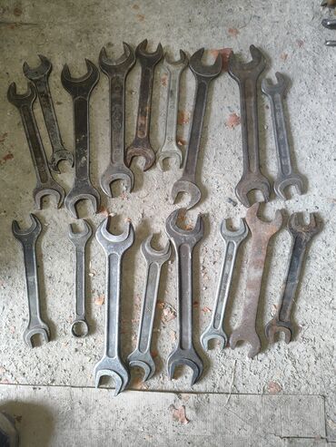 Наборы инструментов: Инструменты советские - молотки по 200 сом; ножницы по металлу большие — 6