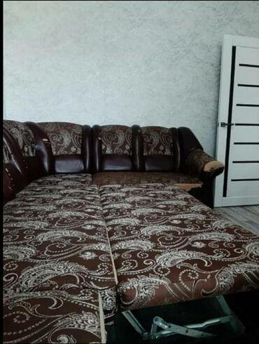 угловой диван в гостиную: Угловой диван, цвет - Коричневый, Б/у