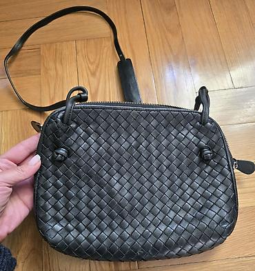 valentino lilly: Torba crne boje, prirodna koza. Koža je kao tkana intrecciato — 2