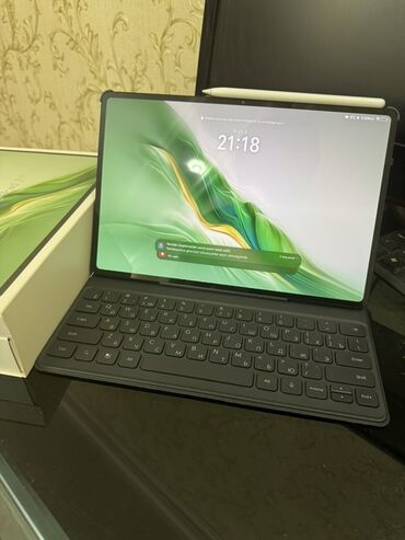 купить планшет в баку: Qara rəngdə klaviaturası olan Huawei planşeti. Planşet evdə, ofisdə və