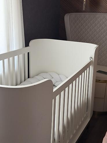 Beşiklər: Ağ rəngli uşaq beşiyi - Minimalist, müasir dizayn: yumşaq oval uclar — 3
