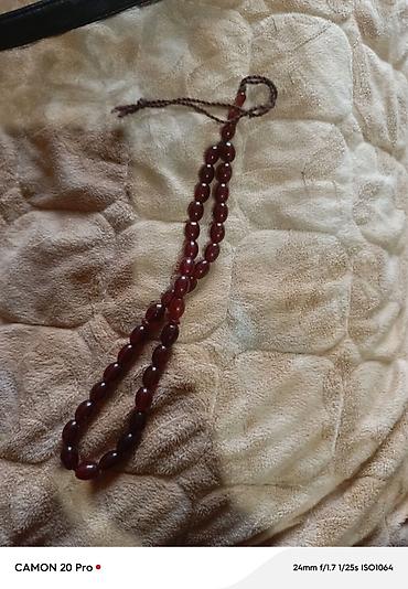 Təsbeh – qırmızı-qəhvəyi rəngdə, oval formalı muncuqlarla. - Material