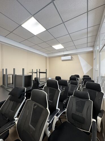 Офисы: Сдаю Офис, 170 м², В бизнес центре, С отдельным входом, 1 линия, С оборудованием — 6