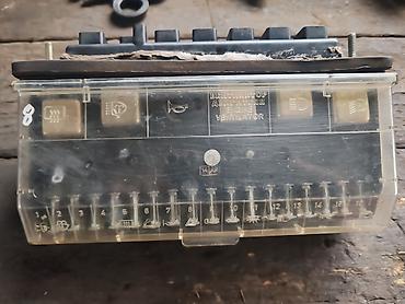 Auto delovi: Tabla s osiguračima Lada 2104 Karavan br.8. Polovno, očuvano, skinuto — 3